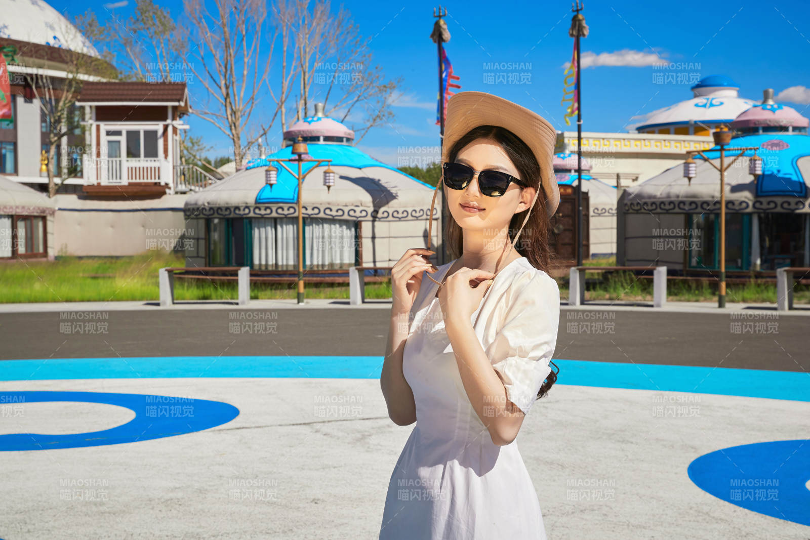 草原湿地公园游玩拍照的亚洲少女图片