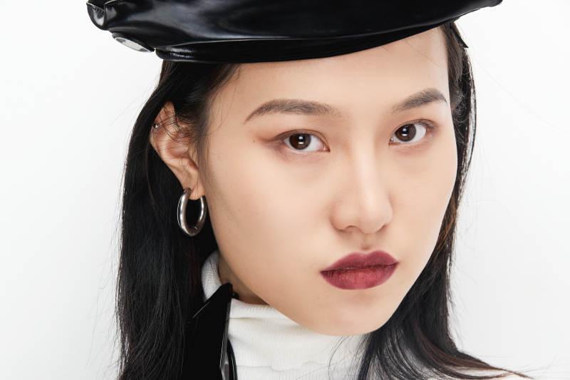 身穿复古服装的亚洲少女人像图片