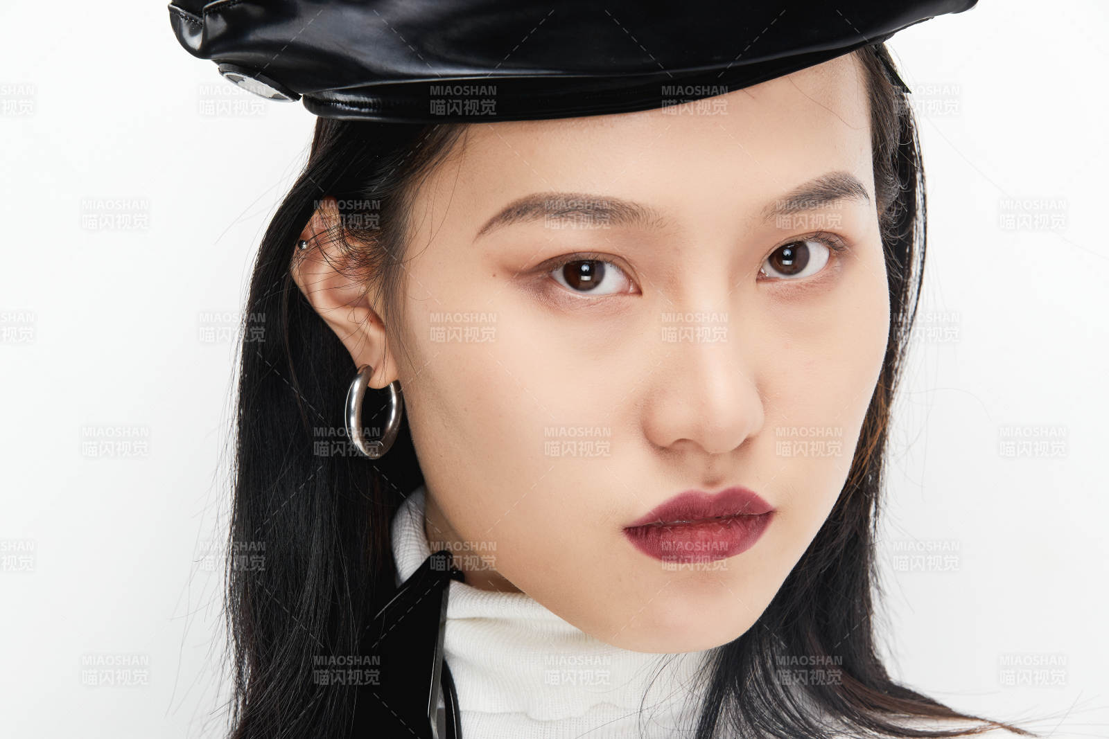 身穿复古服装的亚洲少女人像图片