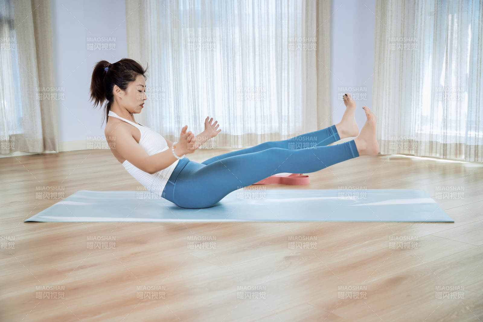 做瑜伽动作的亚洲年轻女性图片