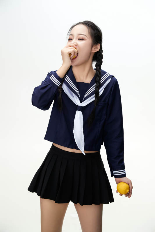 吃水果的亚洲东方长发少女图片