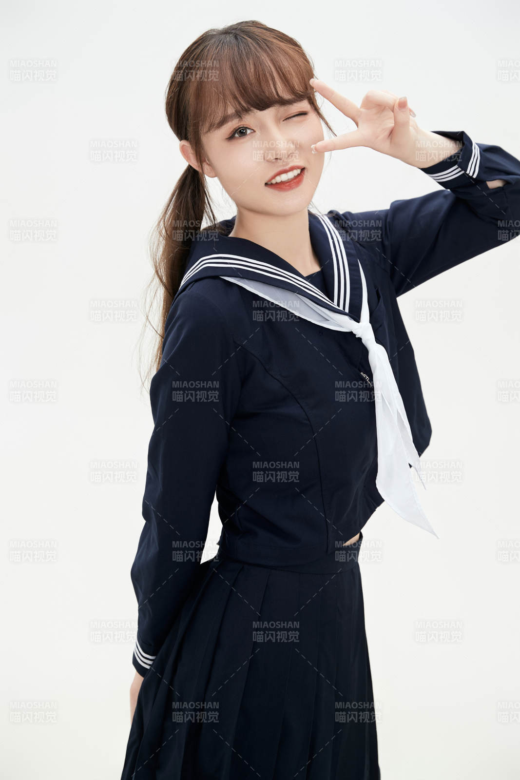 身穿日系高中制服的美丽少女图片