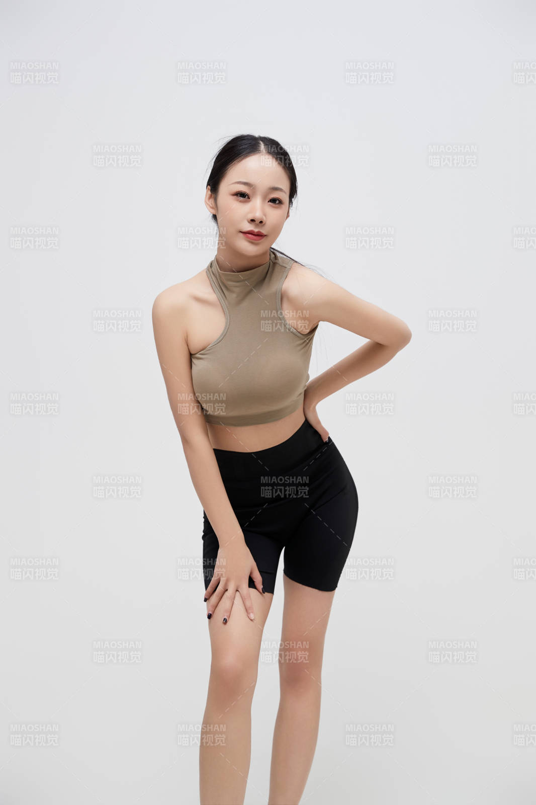 穿着运动服的亚洲美女图片