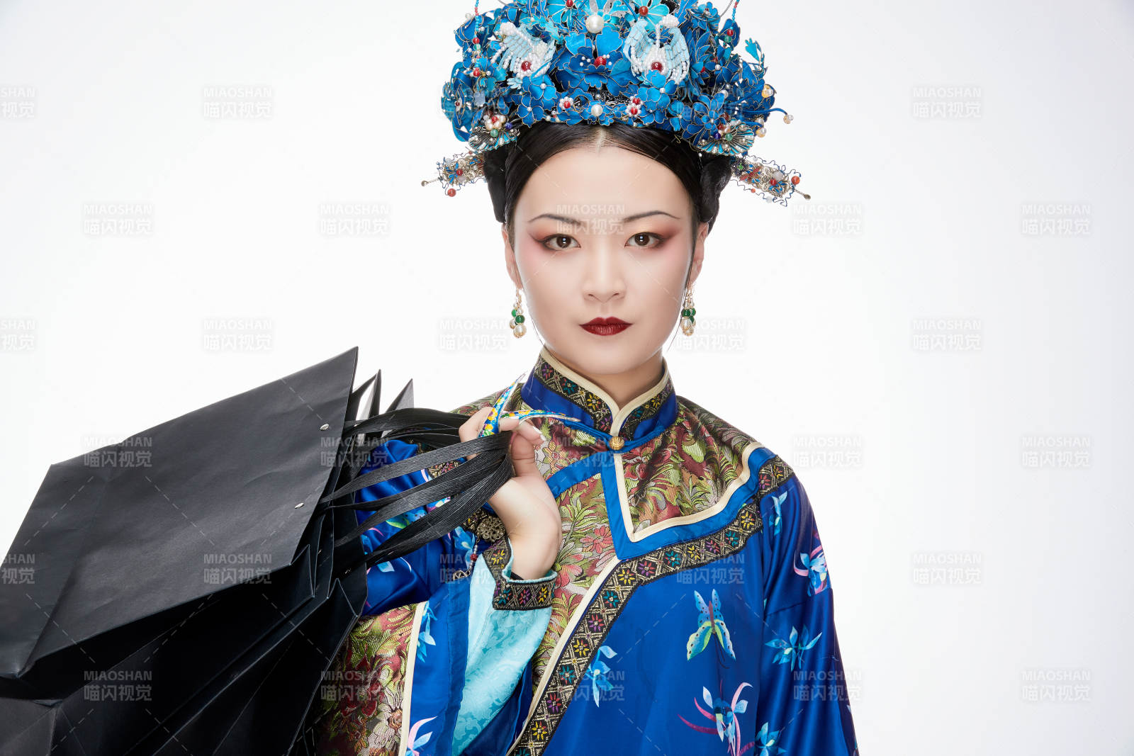 穿越而来手提购物袋的清朝皇后图片