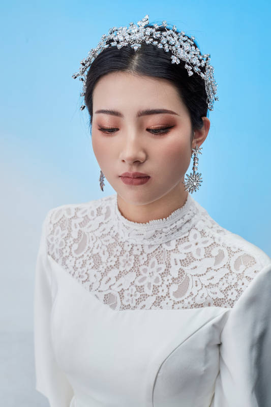 黑色背景下的女性复古婚纱妆面图片