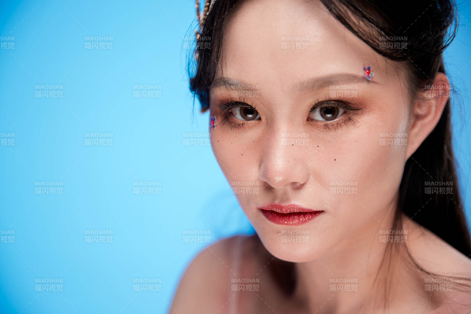 女性婚纱妆面图片