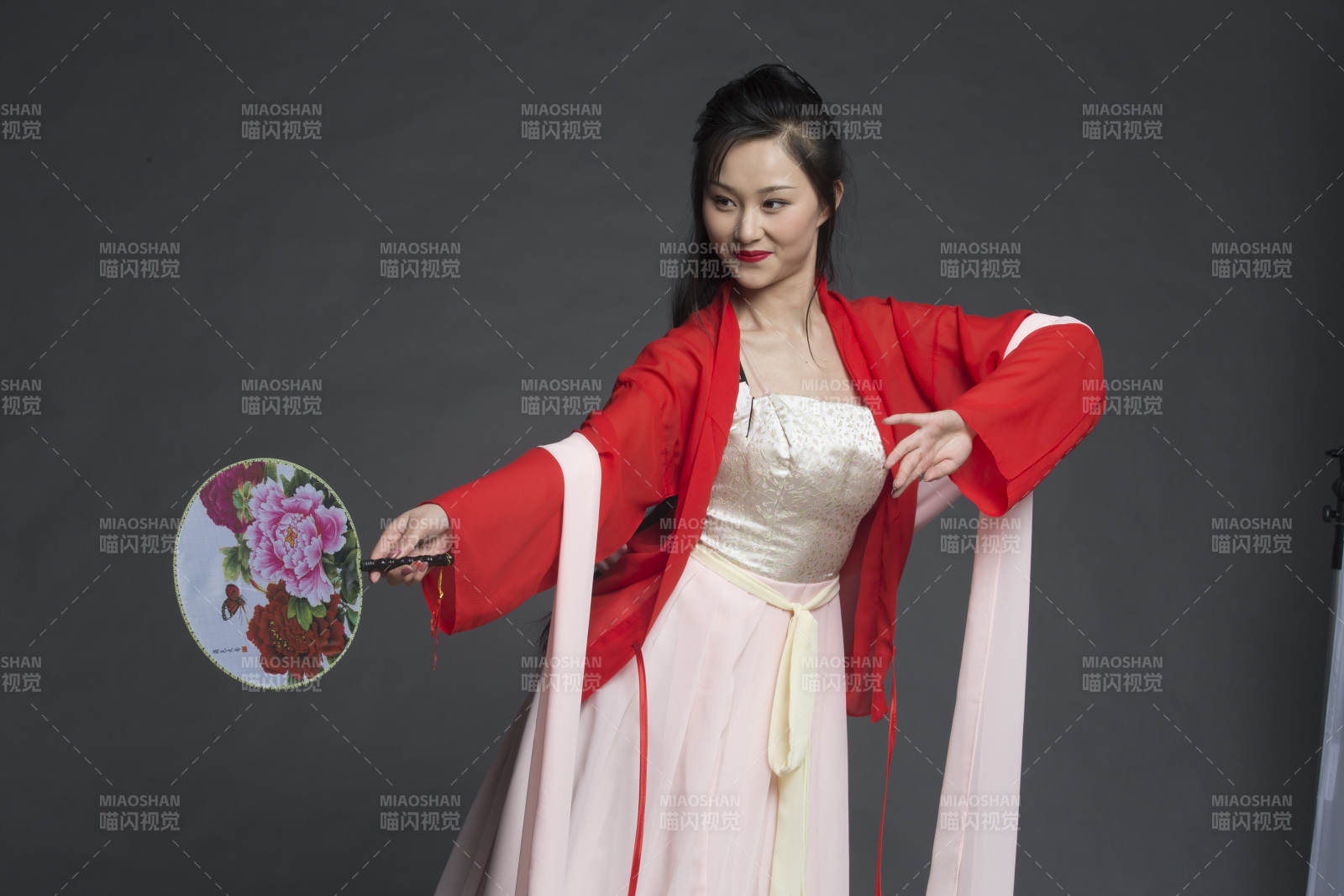 身穿古装的汉服女性人像汉服影棚拍摄图片