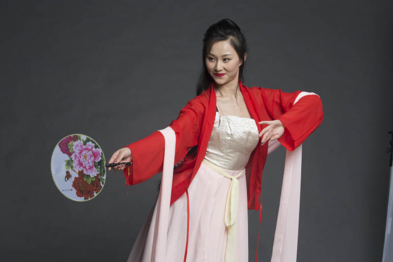 身穿古装的汉服女性人像汉服影棚拍摄图片