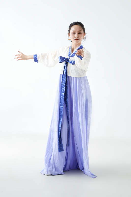 穿着中国朝鲜族传统服饰跳舞的少女图片