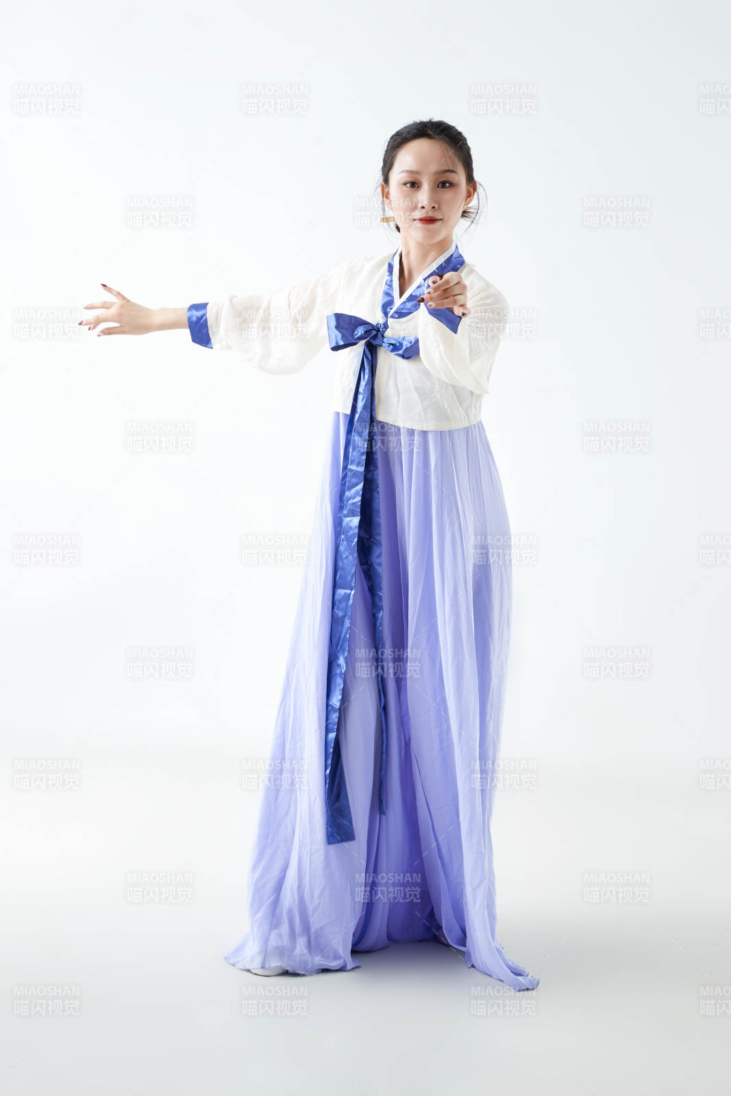 穿着中国朝鲜族传统服饰跳舞的少女图片