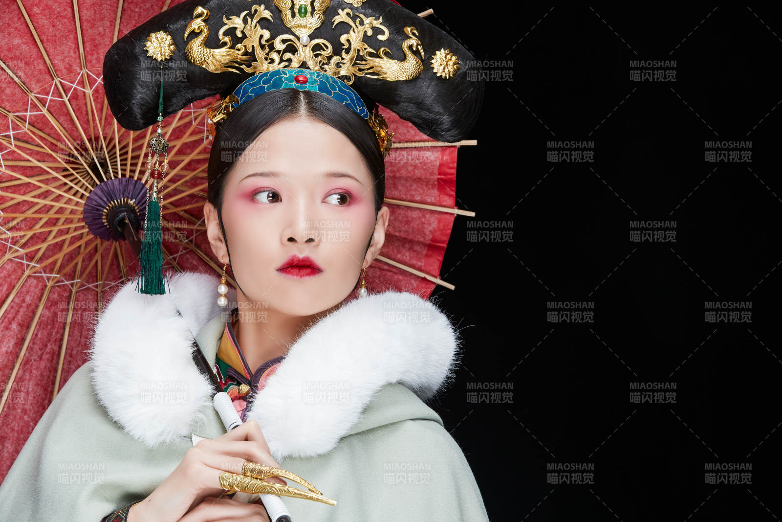 黑色背景下的清代女性古装造型清朝古装图片