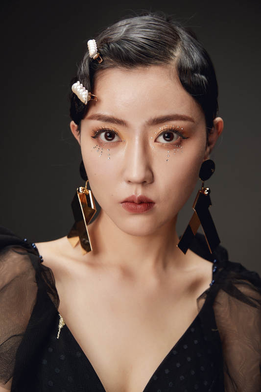 时尚亚洲女性婚纱妆面彩妆图片