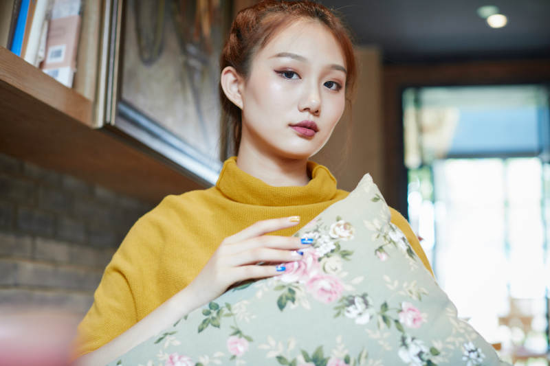 在图书咖啡馆阅读书籍的少女图片