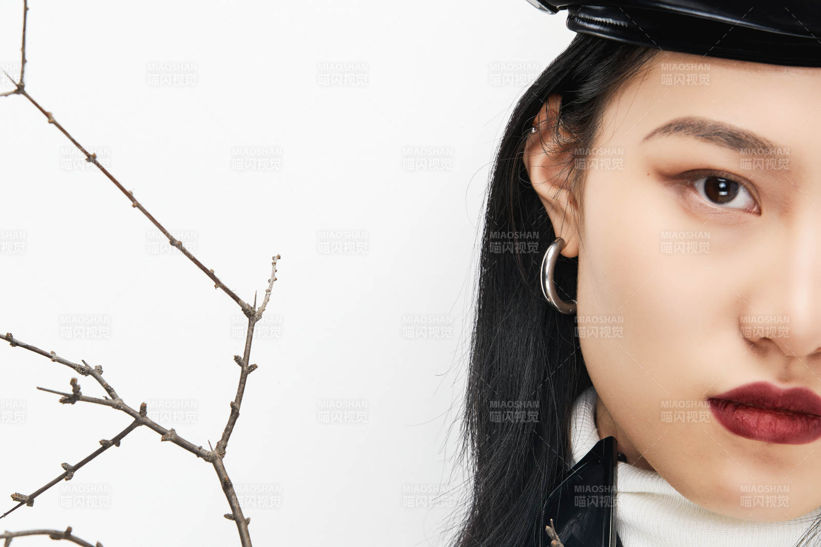 身穿复古服装的亚洲少女人像图片