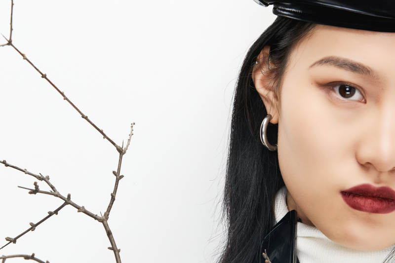 身穿复古服装的亚洲少女人像图片