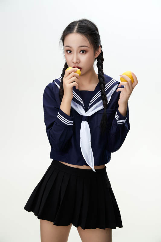 吃水果的亚洲东方长发少女图片