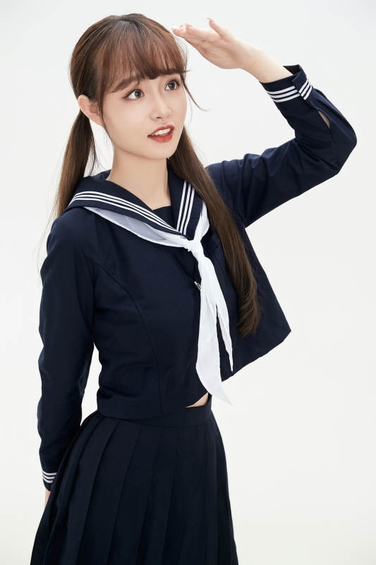 身穿日系高中制服的美丽少女图片