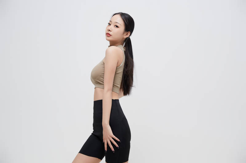 穿着运动服的亚洲美女图片