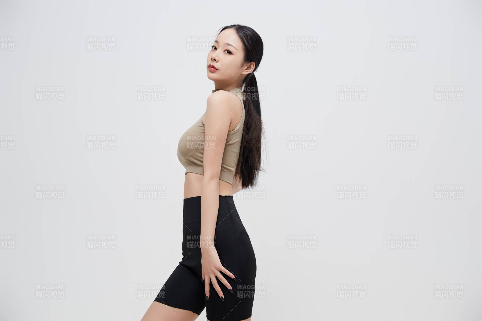 穿着运动服的亚洲美女图片