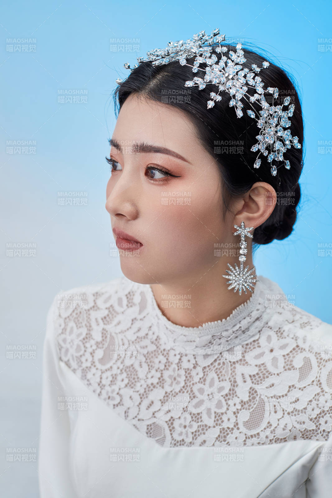 黑色背景下的女性复古婚纱妆面图片