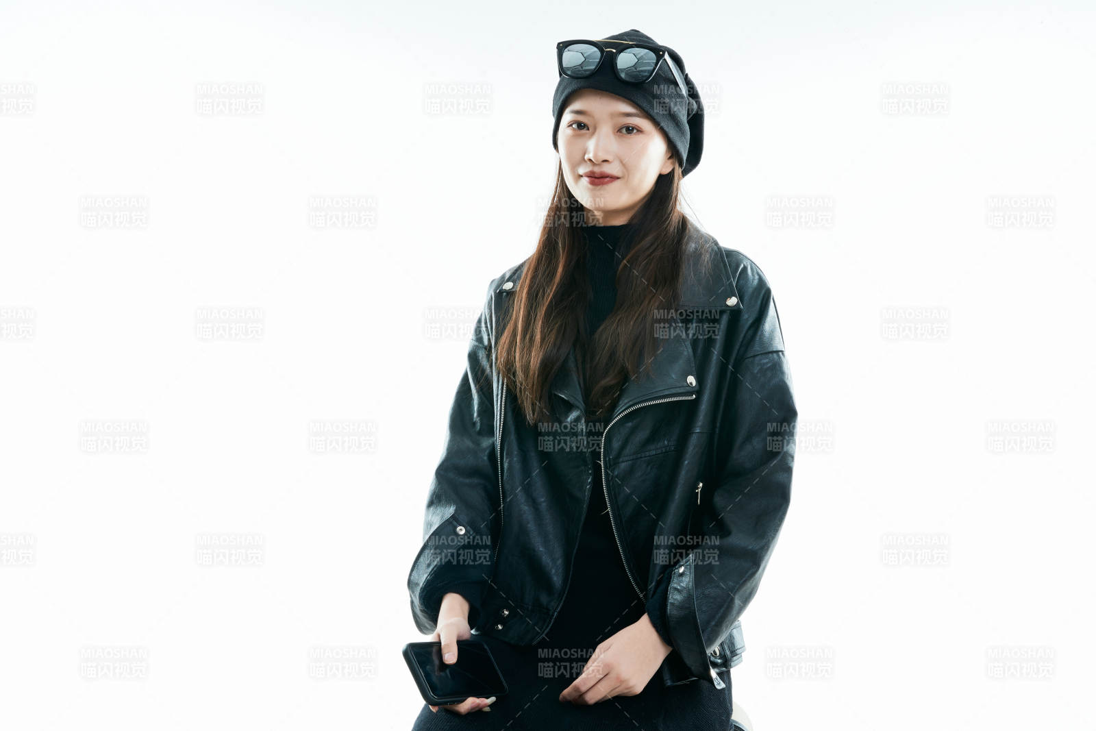 白色背景下准备出发旅行的美丽东方女大学生图片