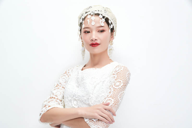 棚拍白色背景下的新娘美妆图片