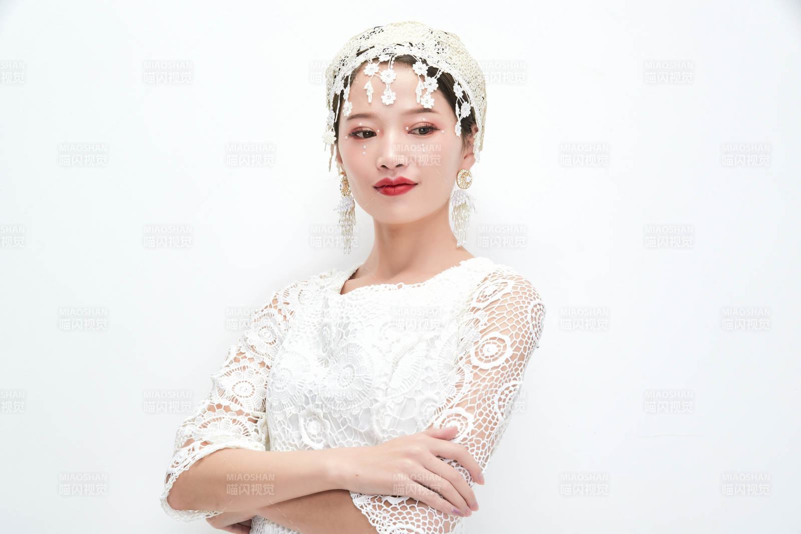 棚拍白色背景下的新娘美妆图片