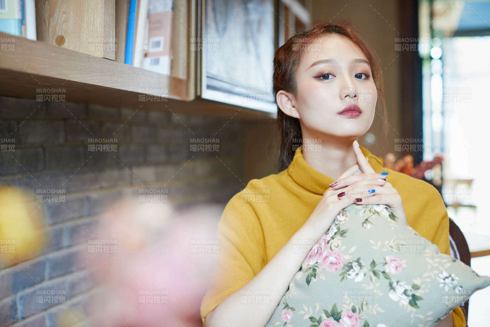 在图书咖啡馆阅读书籍的少女图片