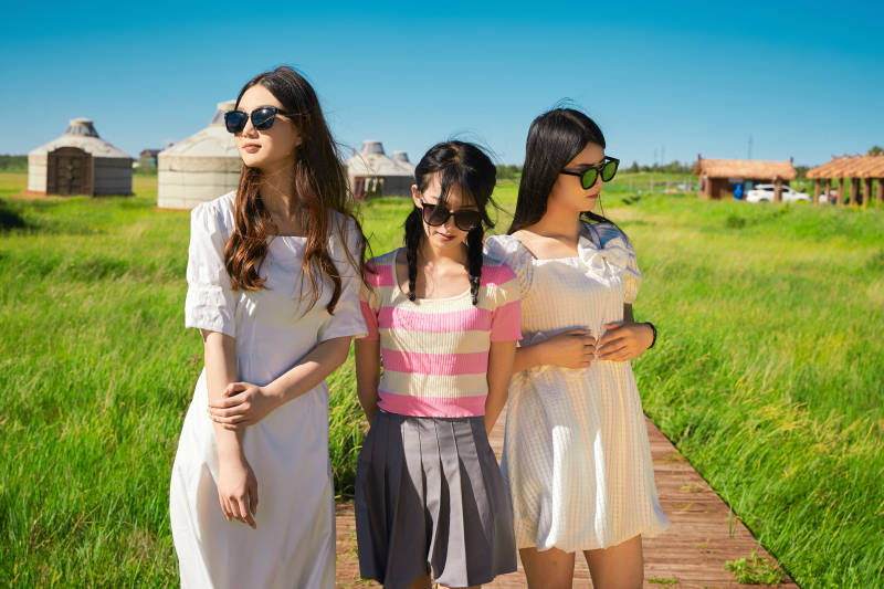 盛夏在草原湿地公园游玩的美女闺蜜图片