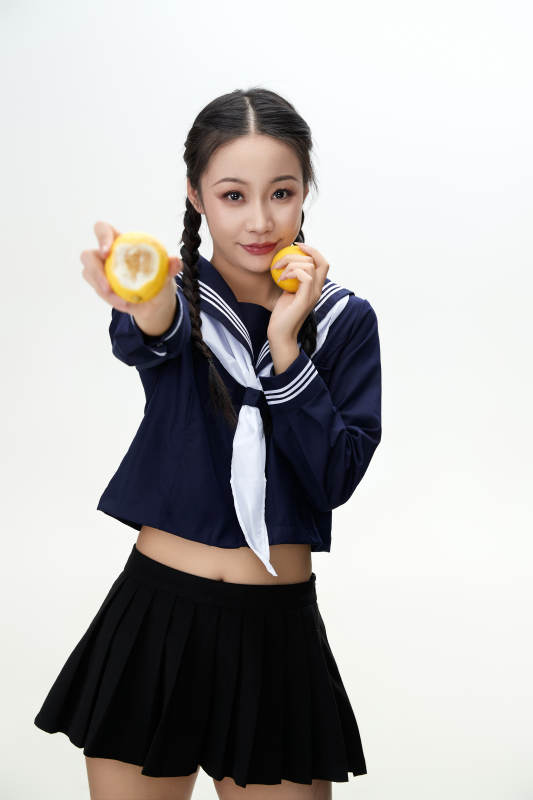 吃水果的亚洲东方长发少女图片