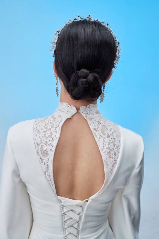 黑色背景下的女性复古婚纱妆面图片