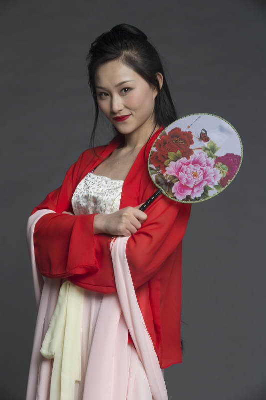 身穿古装的汉服女性人像汉服影棚拍摄图片