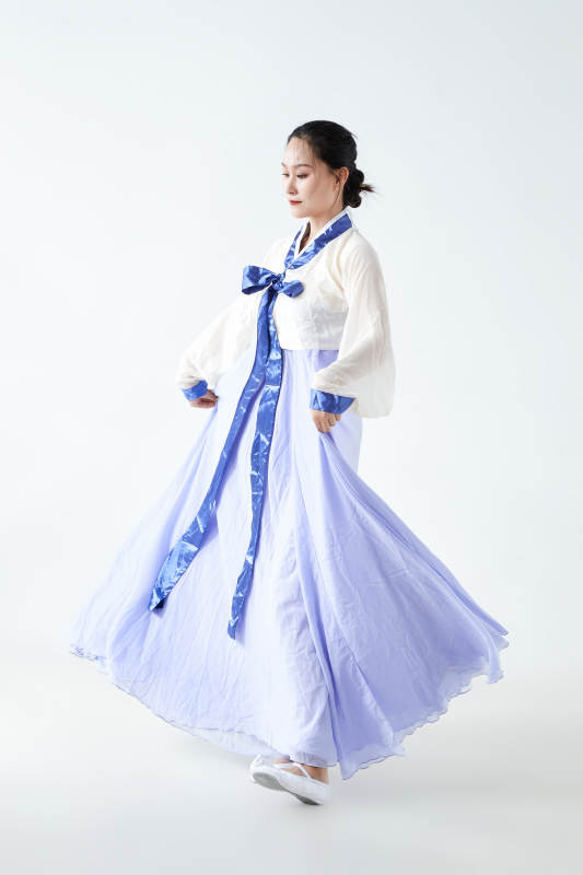 穿着中国朝鲜族传统服饰跳舞的少女图片