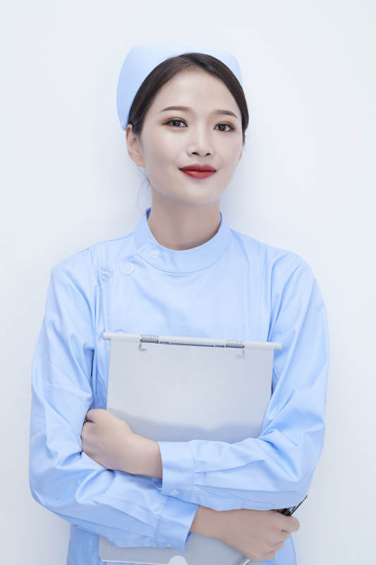 白背景里穿蓝色护士服手持病历夹的美女护士图片