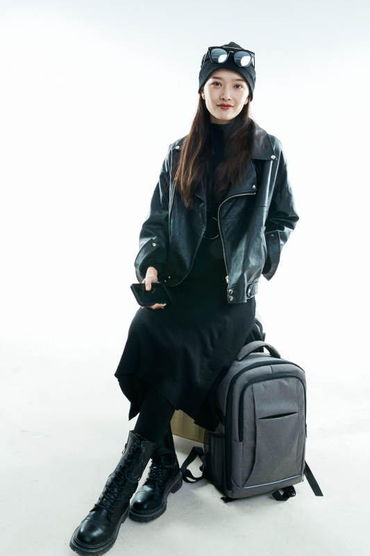 白色背景下准备出发旅行的美丽东方女大学生图片