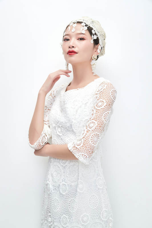 棚拍白色背景下的新娘美妆图片