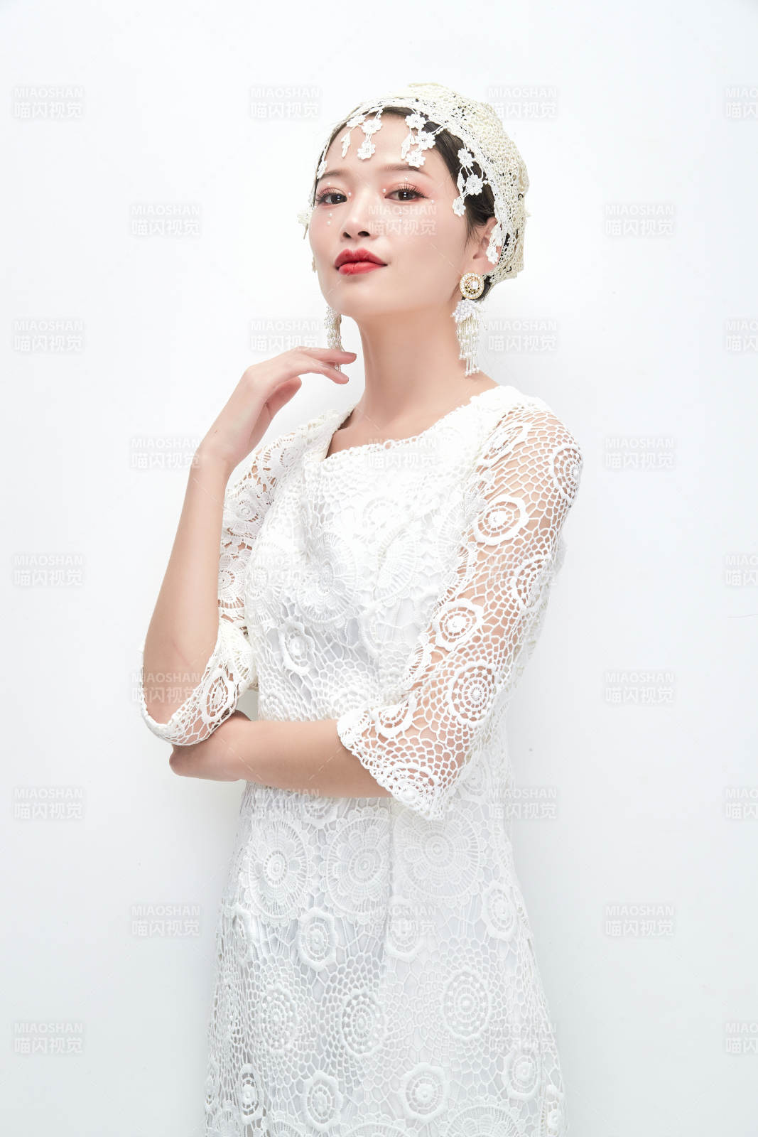 棚拍白色背景下的新娘美妆图片