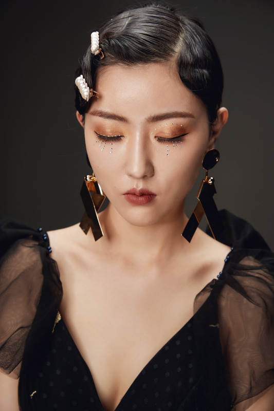 时尚亚洲女性婚纱妆面彩妆图片