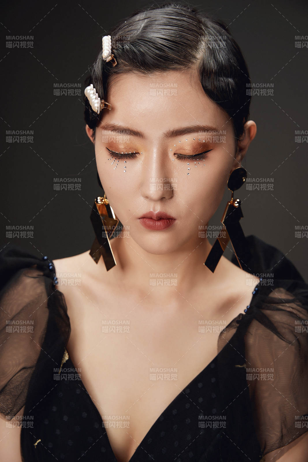 时尚亚洲女性婚纱妆面彩妆图片