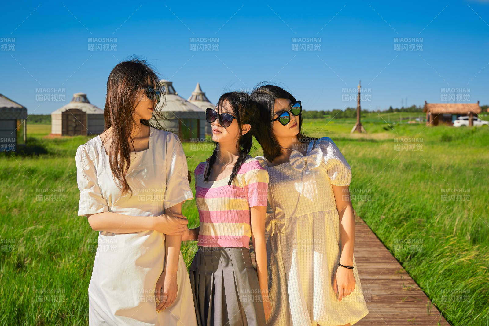 盛夏在草原湿地公园游玩的美女闺蜜图片