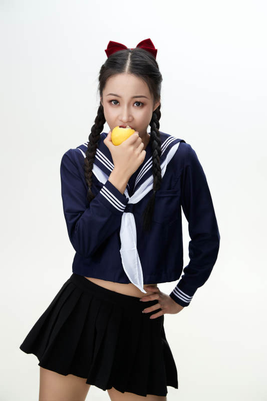 吃水果的亚洲东方长发少女图片