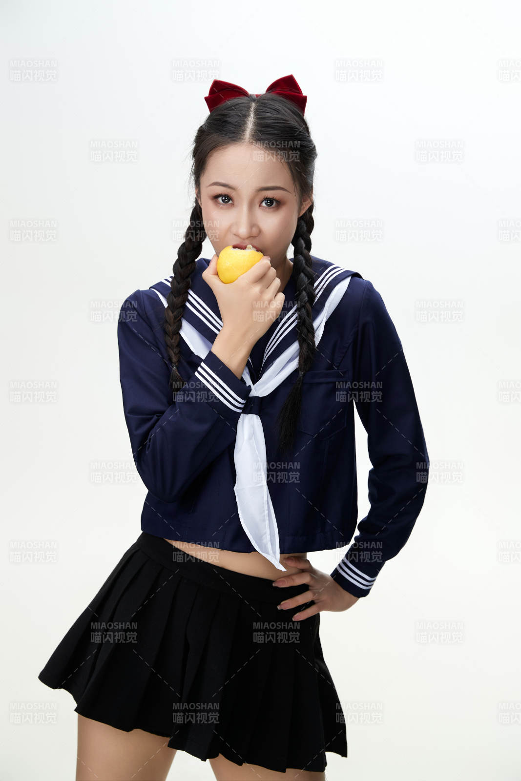 吃水果的亚洲东方长发少女图片