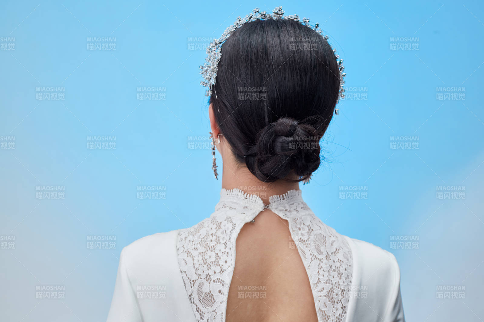 黑色背景下的女性复古婚纱妆面图片