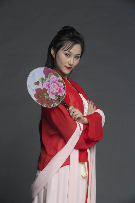 身穿古装的汉服女性人像汉服影棚拍摄图片