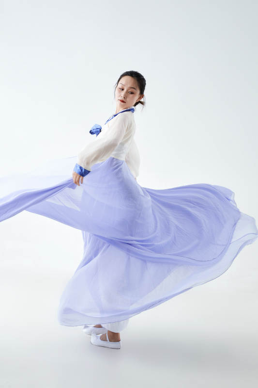 穿着中国朝鲜族传统服饰跳舞的少女图片