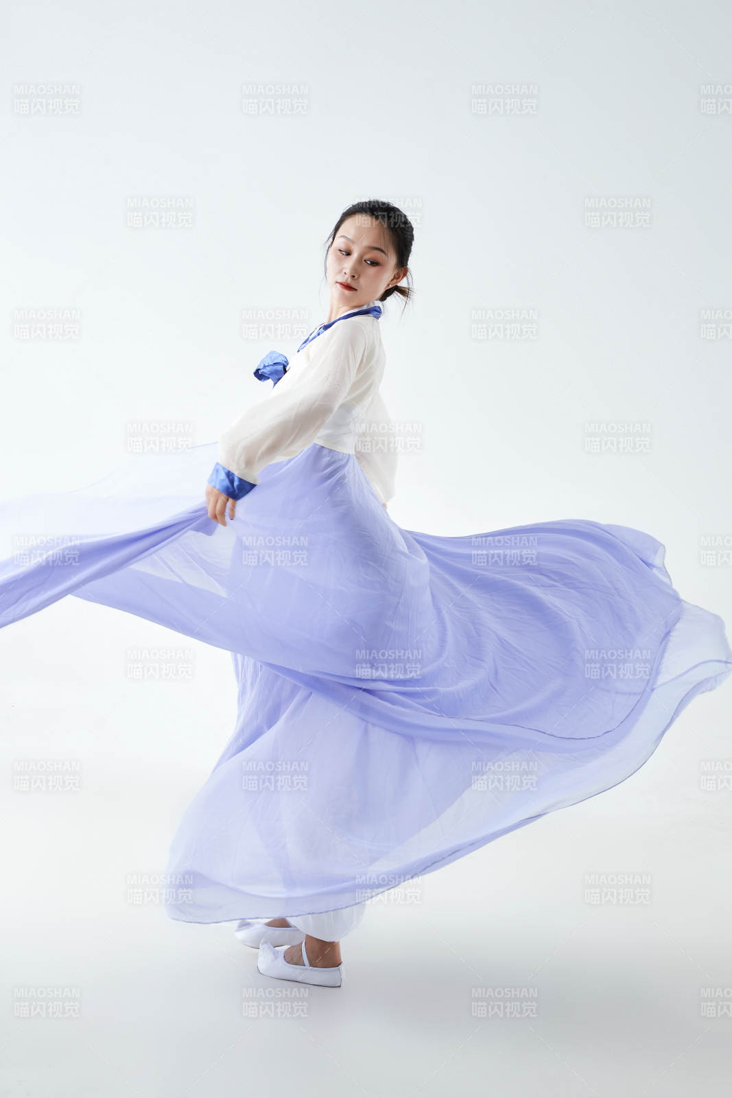 穿着中国朝鲜族传统服饰跳舞的少女图片