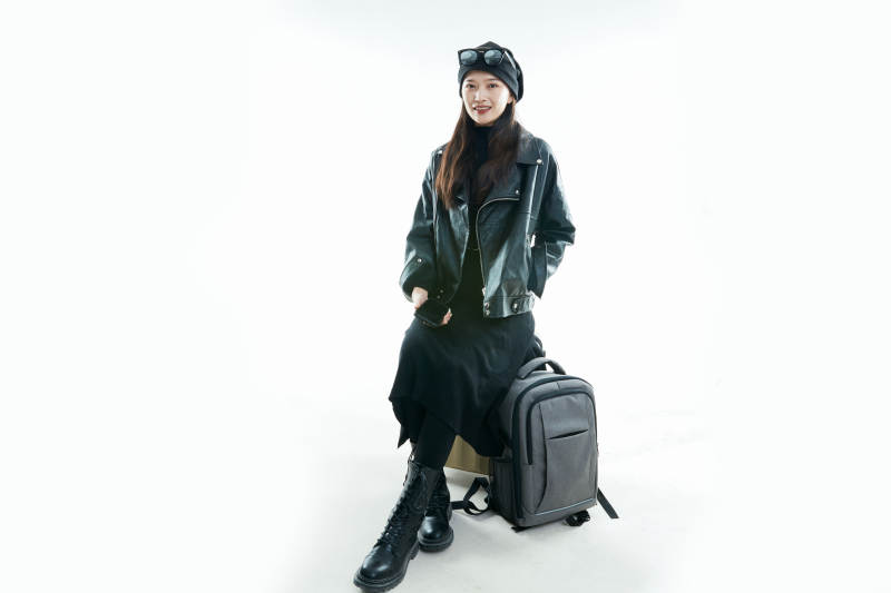 白色背景下准备出发旅行的美丽东方女大学生图片