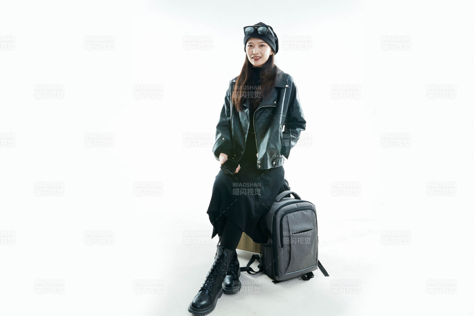 白色背景下准备出发旅行的美丽东方女大学生图片