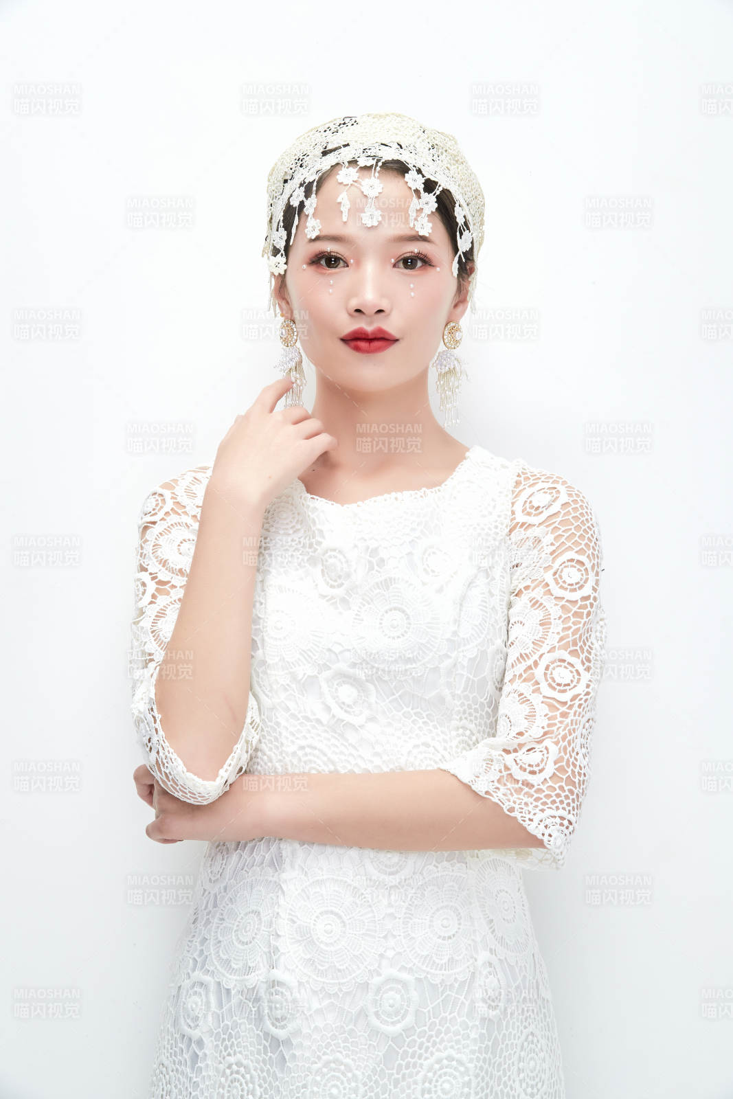 棚拍白色背景下的新娘美妆图片