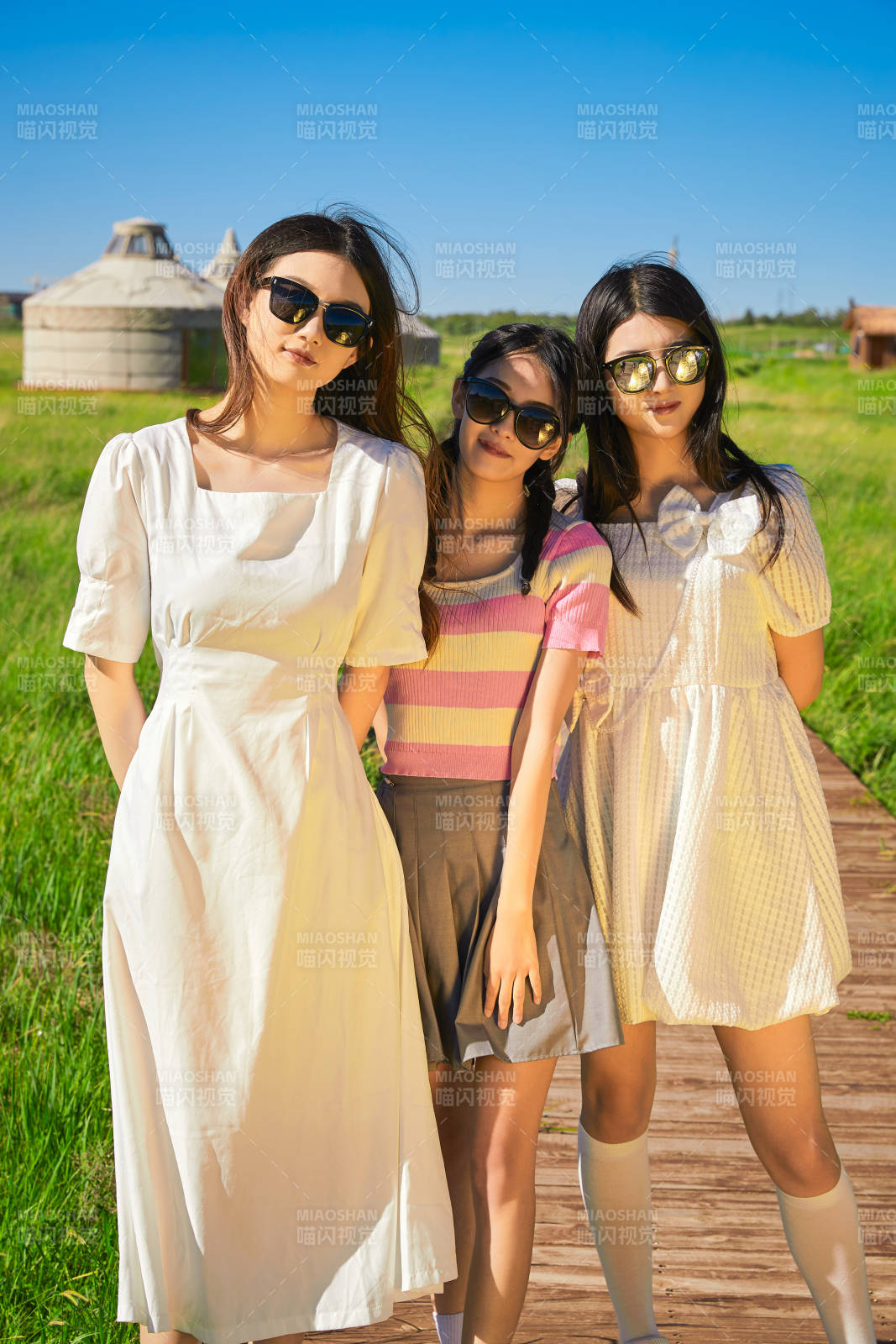 盛夏在草原湿地公园游玩的美女闺蜜图片